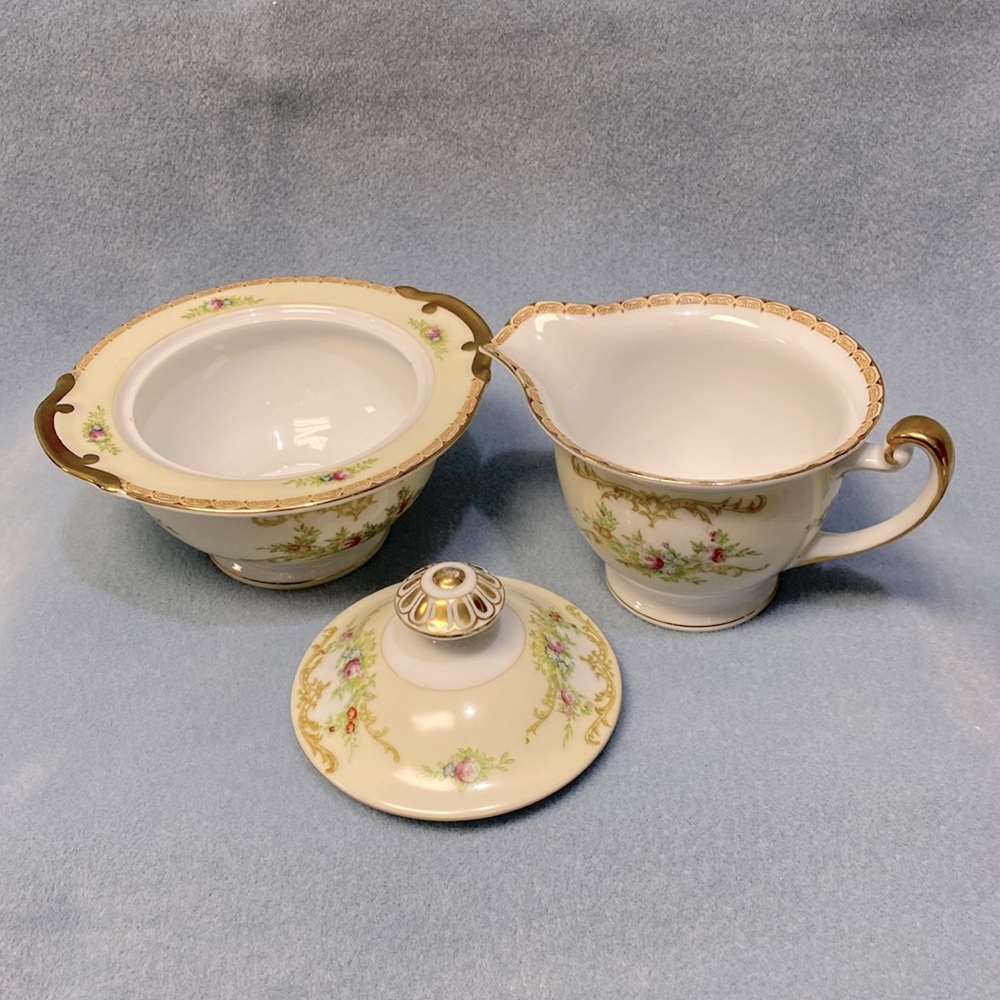 Meito Garland Floral Scroll in Cream Creamer and Sugar Bowl with lid